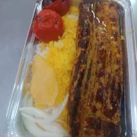 استخدام دو نفر نیرو در تهیه غذا گلها