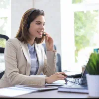 منشی خانم املاک