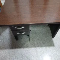 میز اداری و دستگیره درب چوبی