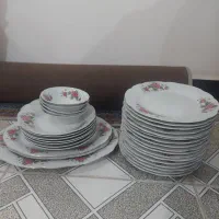 مقداری ظرف چینی گل سرخ