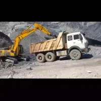 راننده بیل ۲۲۰ زنجیری