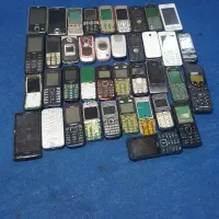 تعدادی گوشی قدیمی و تعدادی گوشی لمسی اوراقی