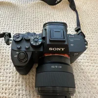 دوربین سونی آلفا R iv همراه با لنز 50 فیکس