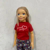 عروسک دخترانه باربی ایستاده