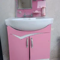 آینه و روشویی دستشویی