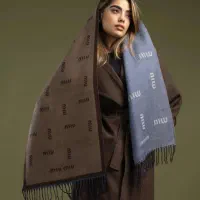 فروشنده خانم برای پوشاک بانوان