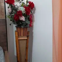 گلدان چوبی  به همراه تمام گل ها