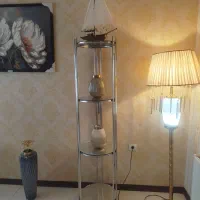 یک عدد استند چهار طبقه (گنجه)