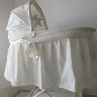 تخت نوازد کنار تخت مادر