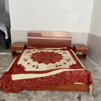 سرویس کامل خواب بهمراه ۲ عدد پاتختی و میز آرایش