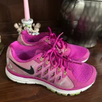 کفش برند ugg و اسکیچرز و کلارکس