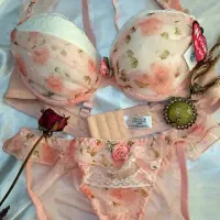 شورت و سوتین