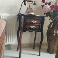 تلفن سلطنتی با میز