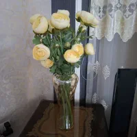 گلدان شیشه ای .گل مصنوعی