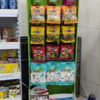 تعدادی استند و اجناس مغازه بعلت جمع آوری