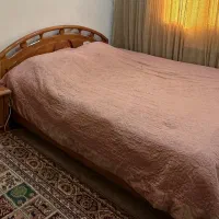 سرویس خواب چوبی شامل تخت و‌ پاتختی و دراور