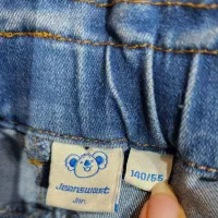 شلوار جین دخترانه و تعدادی لباس و کفش