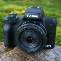 دوربین کانن EOS M50 با لنز 22mm F/2 STM در حد تست