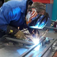 کمک مونتاژکار-  سنگ زنی - جوشکاری