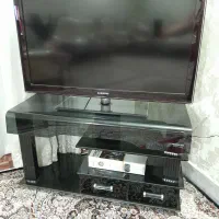 تلویزیون ۴۰ اینچ سامسونگ و میز تلویزیون