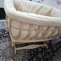 تخت گهواره نوزاد و پتو و متکا و زیر انداز