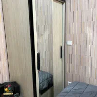 میز تحریر. و کمد لباس