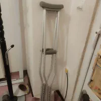 واکر و عصا زیر بغل