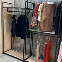 تعدادی رگال لباس، چوبکار و قفسه