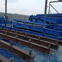 کارگر وسط کار جهت کار در کارگاه سوله کارگر ساده