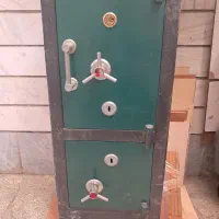 گاوصندوق در حد نو.تمام قفل ها سالم میباشد