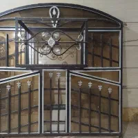 پنجره آهنی تمیز