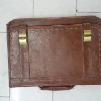 کیف چرمی و کلاه مهندسی سفید
