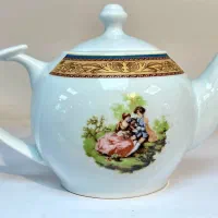 فروش اجناس چینی و بلور در بازار روز