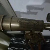 دوربین برنزی قدیمی با پایه چوبی با تنظیم دو ارتفاع|کلکسیون اشیاء عتیقه|رشت, بلوار گیلان|دیوار