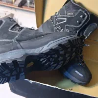 دو عدد پوتین  یکی کوه نوردی یکی ایمنی