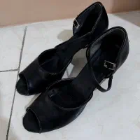 یک جفت کفش به فروش می رسد