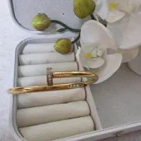 بنگل میخ کارتیه، رنگ ثابت،کاملا مشابه طلا