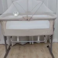 تخت کنار مادر