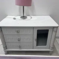 یک تخت همراه تشک کاملا سالم یک پاتختی وویترین