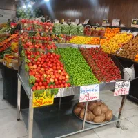 فروشنده میوه فروشی