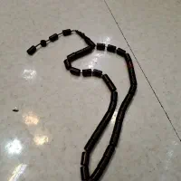 ۲عدد تسبیح سندلوس و کهربا با پلاک