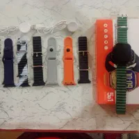 یه ساعت هوشمند با بندشو یه شارژرش