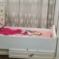 تخت کرم رنگ