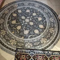 فرش جلو دری گرد و فرش کناره در حد نو