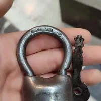 یک عدد قفل قدیمی