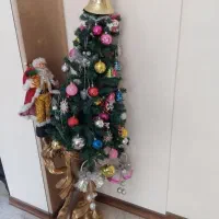 درخت کریسمس همراه با عروسک بابانوئل و همه تزئینات