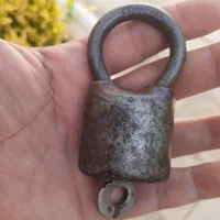 قفل قدیمی|کلکسیون اشیاء عتیقه|تربت جام, علوی|دیوار