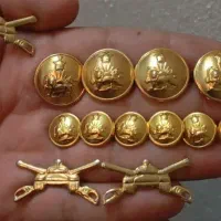 مجموعه کلکسیونی ده عدد دکمه سه عدد آرم نیروی زرهی|کلکسیون و سرگرمی|شیراز, فرهنگ شهر|دیوار