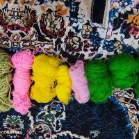 تعدادی کاموا به رنگ و ضخامت مختلف