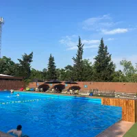 آموزش شنا در استخر هتل کادوس